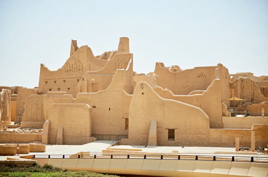 الروتين اليومي لرواد الأعمال في مجال الأزياء العتيقة في الرياض - صورة 2