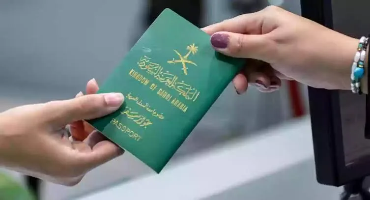 غرامة مالية 100 ألف ريال والترحيل فوراً للوافد في هذه الحالة … الجوازات السعودية تحذر