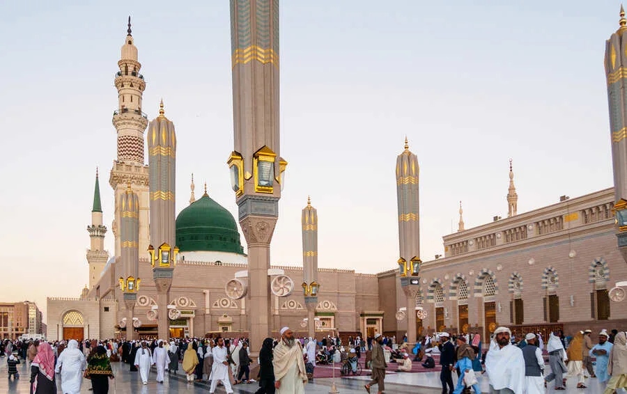 اكتشف جواهر المدينة المنورة: أنشطة لا تفوتك أثناء العمرة
