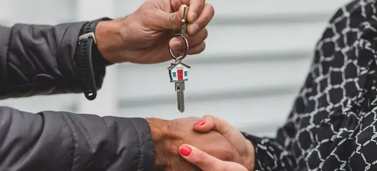 الخطوات الأساسية التي يجب اتباعها في الشهر الأول بعد الانتقال إلى السعودية
