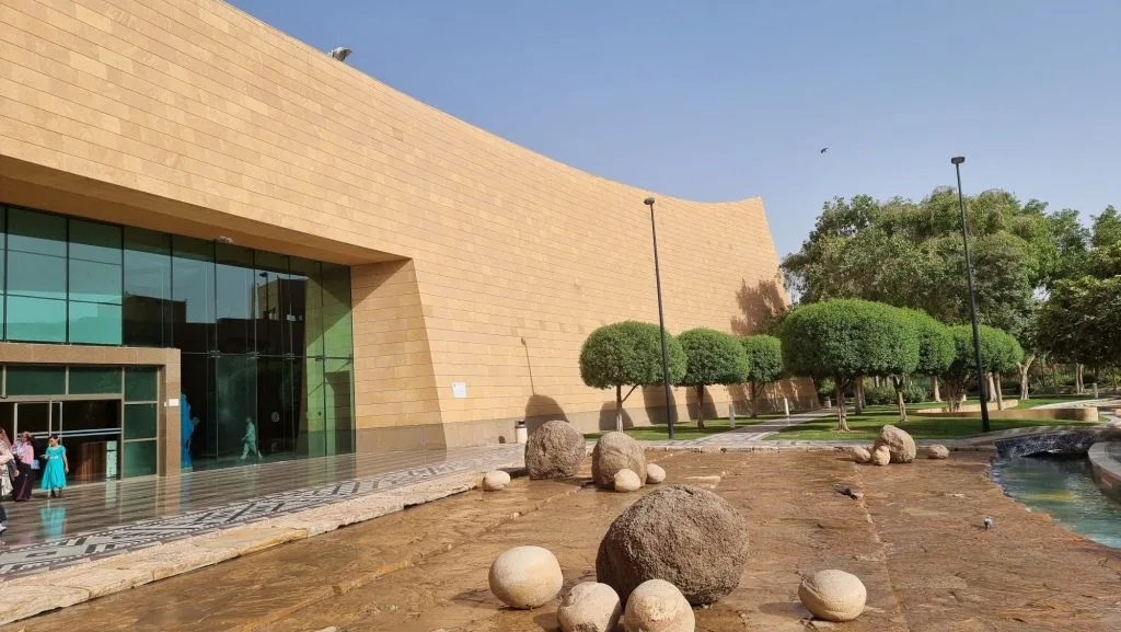 من الدرعية إلى الأبراج الحديثة: رحلة في قلب الرياض