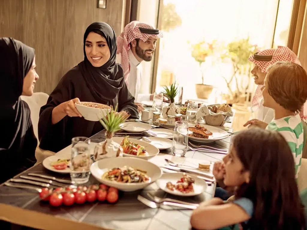 تجارب الطعام في العلا: دليلك لأفضل المطاعم بين الصخور والواحات