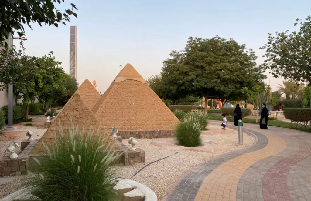 حديقة المعالم في الرياض: جولة معمارية حول العالم بين يديك - صورة 3