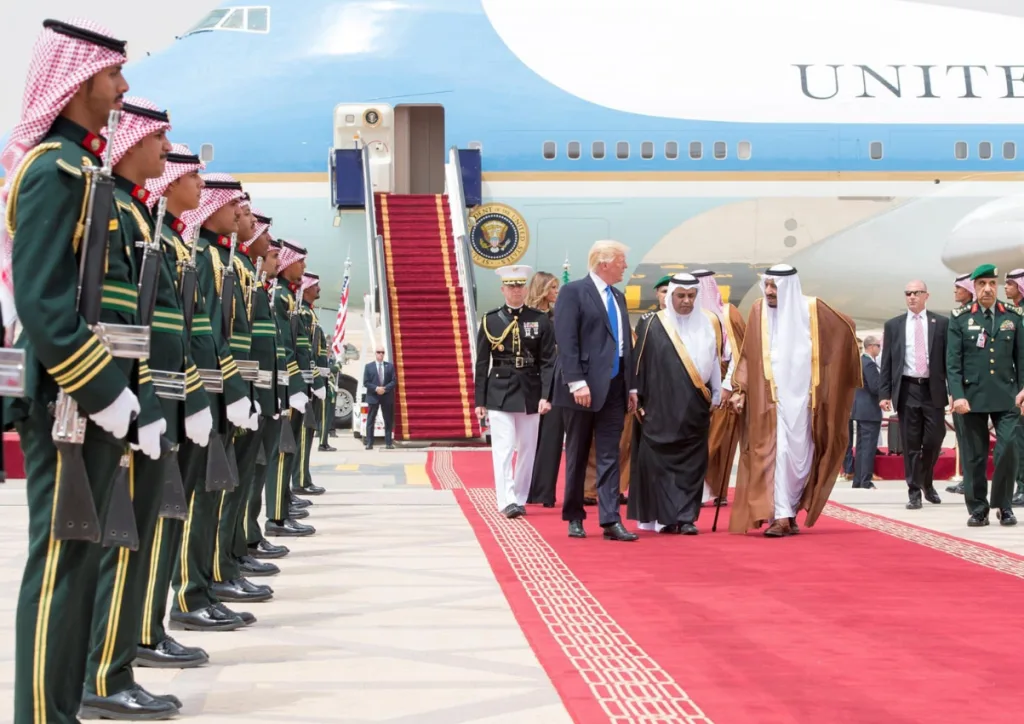 فيديو: وصول الرئيس الأميركي السابق دونالد ترامب إلى الرياض - صورة 2