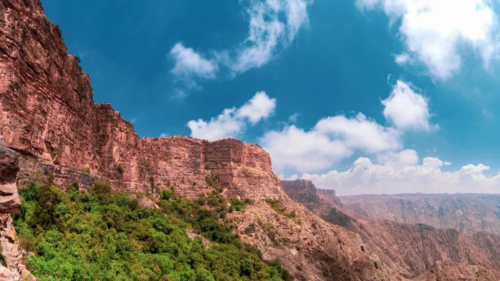 دليلك لأفضل 10 مواقع تخييم ومغامرة في السعودية
