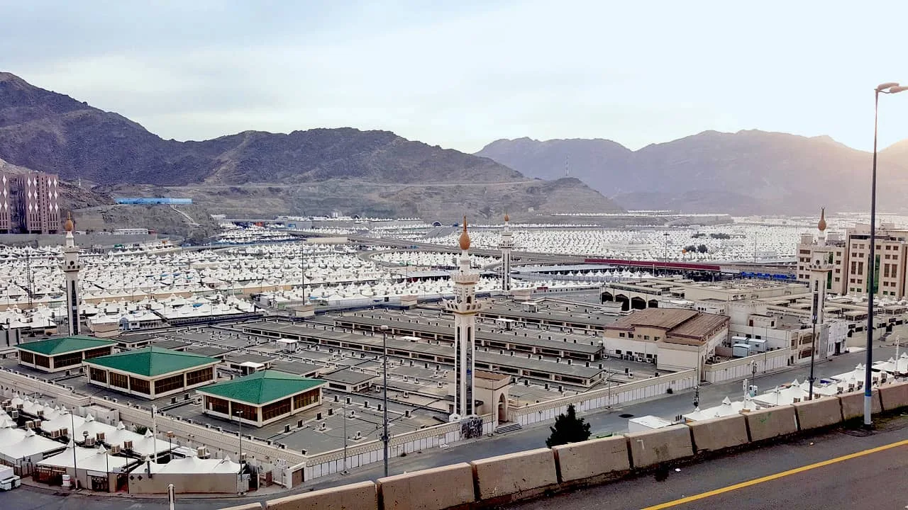 استعدادات مكثفة في مسجد الخيف لاستقبال حجاج يوم التروية في موسم الحج