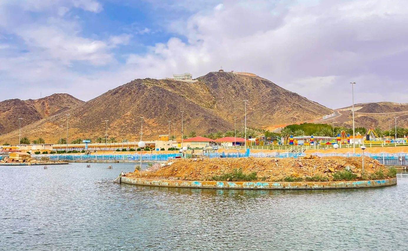 جبل السمراء في حائل: وجهة سياحية وتراثية