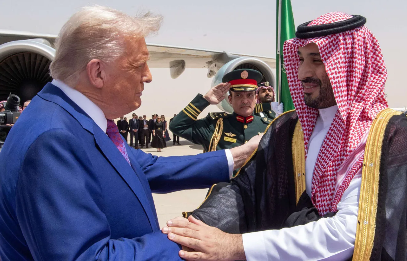 الرئيس الأميركي يغادر الرياض بعد قمة خليجية أمريكية تاريخية