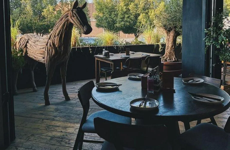 أفضل المطاعم الفاخرة في الرياض: تجربة طعام استثنائية بأعلى مستويات الفخامة