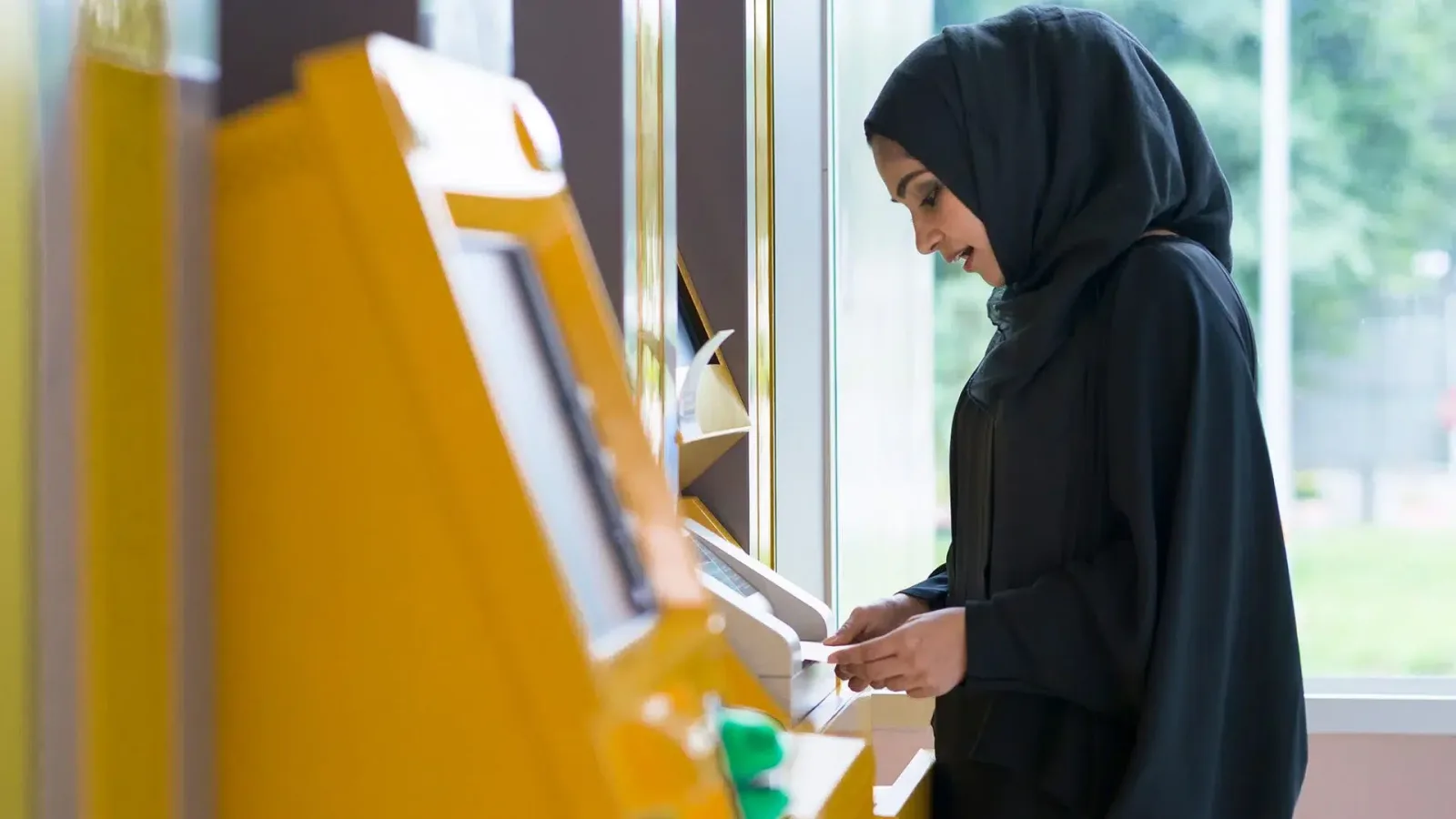 السن القانوني لفتح حساب بنكي في السعودية