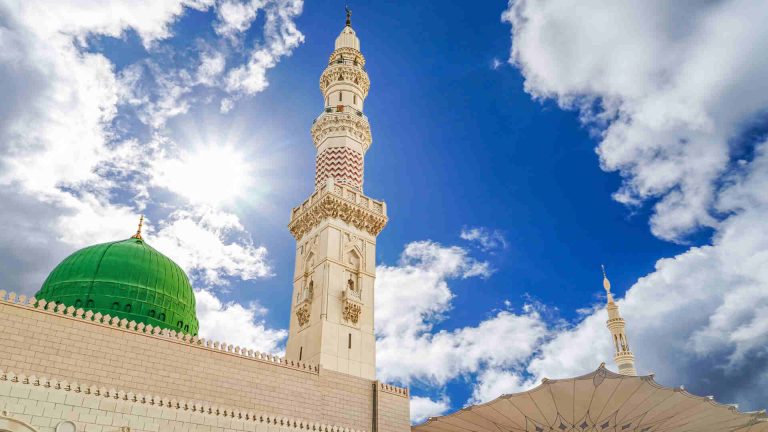 اكتشف مساجد المدينة المهيبة