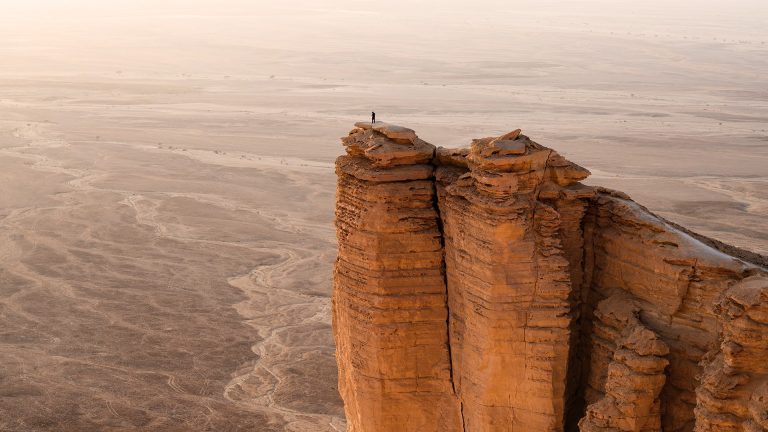 قم بزيارة حافة العالم (جبل فهرين) في السعودية