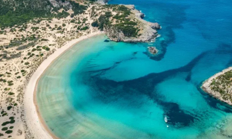 أفضل شواطئ جدة للنساء في عام 2025 شاطئ نصف القمرشاطئ نصف القمر