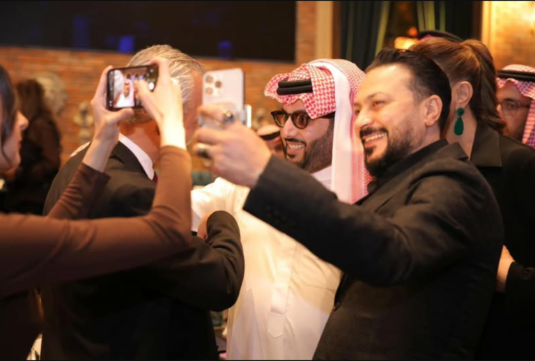 السعودية تمنح الإقامة الذهبية لنجوم الدراما السورية بعد لقائهم تركي آل الشيخ